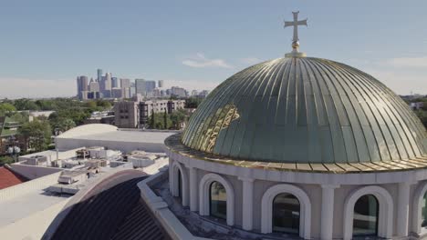 Verkündigung-Griechisch-orthodoxe-Kathedrale-Mit-Skyline-Von-Houston-Im-Hintergrund-An-Einem-Sonnigen-Tag