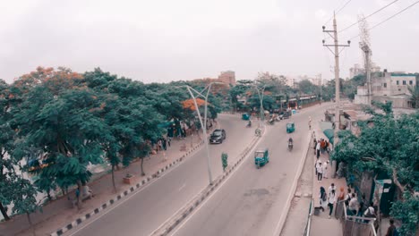 Una-Concurrida-Carretera-De-Hatirjheel-Donde-Pasan-Los-Vehículos-En-Dhaka,-Bangladesh