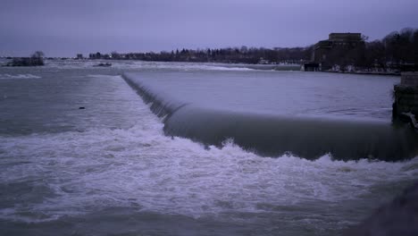 Niagara-Falls-Wasserkraftwerk-Zur-Stromerzeugung-Niveaus-Des-Wassers,-Das-Den-Fluss-Aufrechterhält