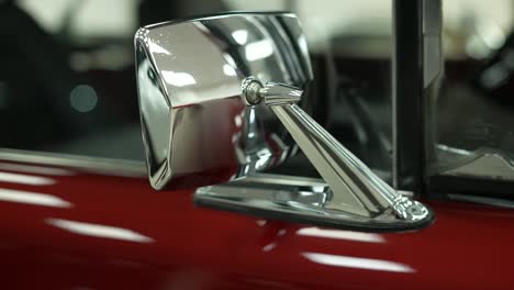 Antiker-Seitenrückspiegel-Oldtimer-Ford-Bronco-Vintage-Rot,-Antikes-Abholfahrzeug