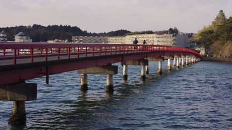 Puente-Rojo-Fukuurabashi-En-La-Bahía-De-Matsushima,-Miyagi-Japón