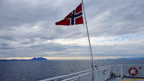 Norwegische-Flagge-Flattert-Auf-Einer-Fähre-Im-Wind