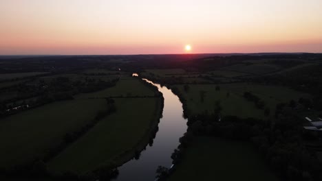Themse-Mit-Romantischem-Goldenen-Sonnenuntergang-Im-Hintergrund,-Mapledurham-In-Großbritannien