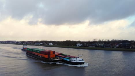 Luftaufnahme-Des-Kreisförmigen-Binnencontainerschiffs,-Das-Entlang-Des-Flusses-Noord-Fährt