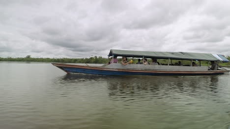 Amazonas-Passagierboot-Am-Bewölkten-Tag