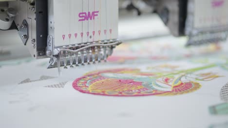 Nahaufnahme-Einer-Textilnähmaschine,-Die-Automatisch-Bunte-Muster-Näht