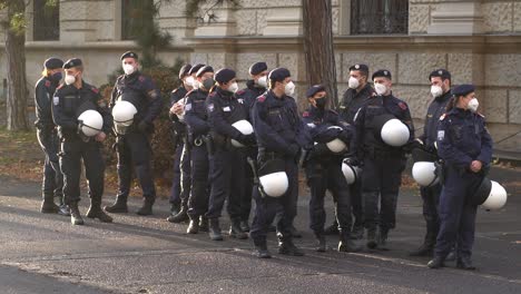 Gruppe-Von-Bereitschaftspolizisten-Mit-Gesichtsmasken,-Die-Sich-Auf-Anti-Corona-Proteste-Vorbereiten