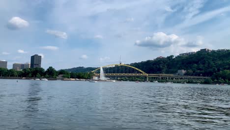 Allegheny-River-landscape-in-Pittsburgh,-Pennsylvania
