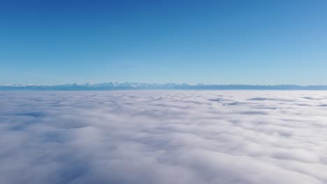 Maravilloso-Vuelo-Con-El-Dron-Sobre-Un-Impresionante-Mar-De-Niebla-Hacia-Los-Majestuosos-Alpes-Suizos-En-Un-Hermoso-Clima-Soleado