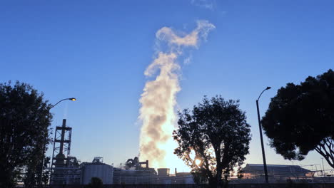 Emisiones-De-Vapor-De-Una-Refinería-De-Petróleo-Contra-El-Cielo-Azul-Claro---Vista-Estática