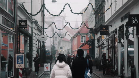 Aarhus-Stadt-Fußgängerzone-Weihnachtseinkäufe-Winter-Bewölkt-Dänemark
