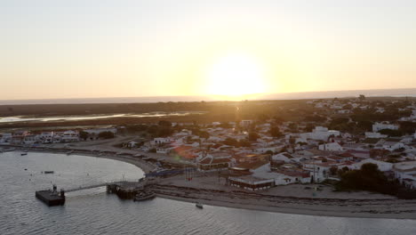 Sonnenuntergang-über-Pier-Und-Häuser-Am-Strand-Auf-Der-Insel-Armona-Entlang-Der-Küste-Der-Algarve-In-Olhao,-Portugal
