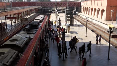Los-Pasajeros-Desembarcan-Del-Tren-Público-Metropolitano-En-La-Estación-De-Luz-En-Sao-Paulo