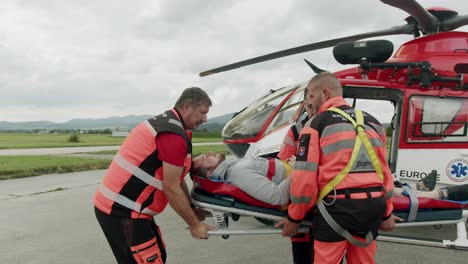 Medizinisches-Personal,-Das-Patienten-Aus-Hubschrauber-Des-Roten-Kreuzes-Holt---Zeitlupe