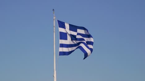 Flagge-Von-Griechenland-Auf-Blauem-Himmelshintergrund