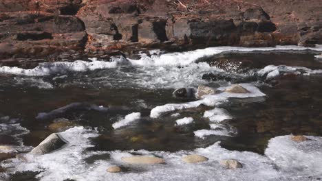 Fließender-Fluss-In-Colorado-über-Felsen