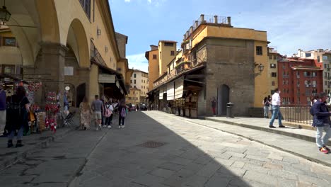 Gente-Caminando-Por-El-Ponte-Vecchio-En-Florencia,-Es-Un-Puente-De-Arco-Segmentario-Cerrado-De-Piedra-Medieval-En-Italia,-12-De-Enero-De-2022