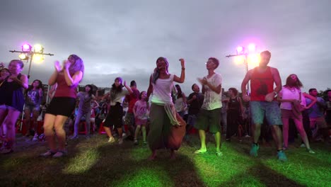 Gente-Bailando-Intensamente-En-El-Festival-De-Música
