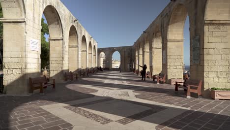 Terraza-De-Los-Jardines-Barrakka-Superiores-En-Valletta-En-Un-Día-Soleado-Con-Gente-Caminando