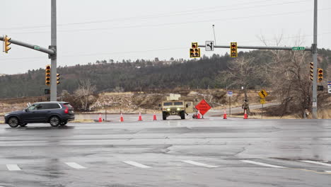 Militär-Humvee-Straßensperre-An-Autobahnkreuzung-In-Superior-Colorado-Boulder-County-USA-Nach-Marshall-Feuer-Waldfeuer-Katastrophe-Mit-Durchfahrendem-Verkehr