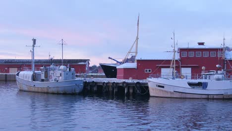 Panoramización-A-Través-De-Barcos-Y-Barcos-Amarrados-En-El-Muelle-Y-El-Muelle-Durante-La-Noche-Polar-Sobre-El-Círculo-Polar-ártico-En-Narvik,-Norte-De-Noruega