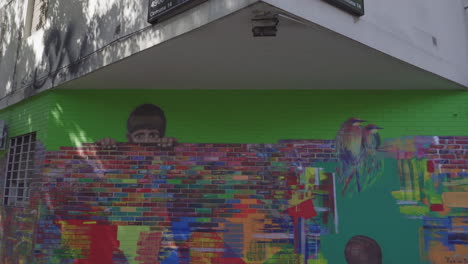 Annäherung-An-Straßenkunst,-Die-An-Der-Wand-Des-Restaurants-Gemalt-Ist