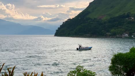 Pequeño-Barco-De-Pasajeros-Flotando-A-Través-Del-Agua-Del-Lago-En-El-Lago-Atitlán-Cerca-De-Santa-Cruz-La-Laguna-Guatemala