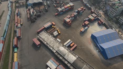 Luftbild:-Containerterminal-Der-Binnenschifffahrt-Mit-Innerstädtischer-Lagerhalle---Drohnenflugaufnahme