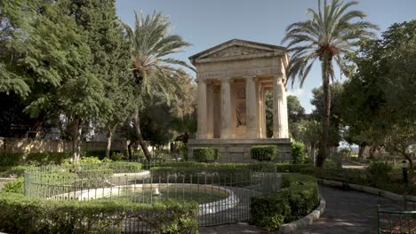 Malerischer-Blick-Auf-Das-Denkmal-Für-Alexander-Ball-In-Den-Unteren-Barrakka-gärten-In-Valletta,-Malta