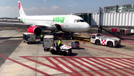 Foto-De-Un-Avión-En-El-Aeropuerto-De-La-Ciudad-De-México-Preparándose-Para-Despegar