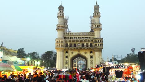 Vista-Estática-Del-Hermoso-Monumento-Charminar-Y-Uno-De-Los-Mercados-Más-Antiguos-De-Hyderabad-Frente-Al-Monumento-En-Telangana,-India