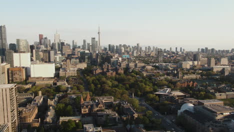 Schöne-Luftaufnahme-Eines-Stadtpanoramas-In-Toronto:-Hunderte-Von-Gebäuden-Bevölkern-Eine-Stadt