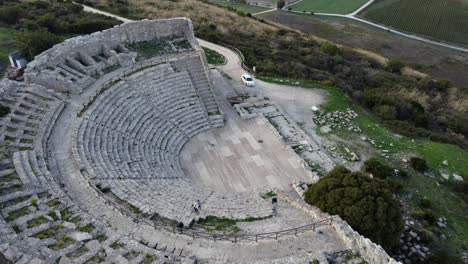 Aufsteigende-Antenne-über-Einem-Antiken-Griechischen-Theater-Mit-Seinen-Stufen-Und-Bühne