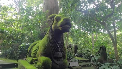 Escultura-De-Piedra-De-Vaca-Divina-Cubierta-De-Musgo-En-El-Bosque-De-Los-Monos-En-Ubud,-Bali,-Indonesia