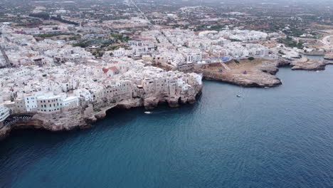 Vista-Aérea-De-Polignano-A-Mare-Y-Mar-Adriático-En-Bari,-Apulia,-Italia