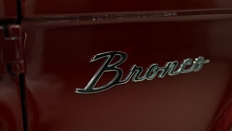 Logotyp-Klassisches-Auto-Ford-Bronco-Vintage-Vintage-Rot,-Antikes-Abholfahrzeug,-Ford-Bronco-Retro-auto-Auf-Der-Rennstrecke-Ausgestellt