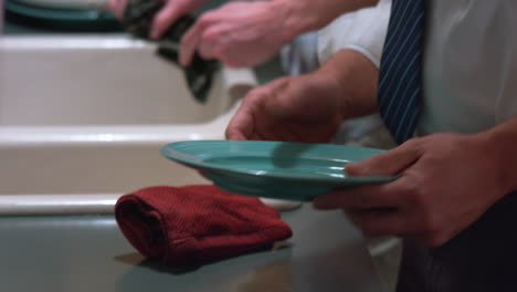 Geschirr-Spülen,-Teller-Reinigen-Und-Teller-Und-Arbeitsplatte-Trocknen