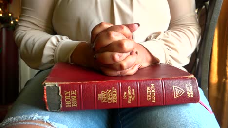 Afroamerikanerin-Betet-über-Alte-Familienbibel