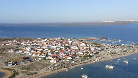 Pueblo-Costero-En-La-Isla-De-Culatra,-Isla-Habitada-En-Faro,-Algarve,-Portugal