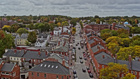 Newburyport-Massachusetts-Aerial-V5-Flyover-Downtown-über-Und-Entlang-Der-State-Street,-Die-Ein-Wunderschönes-Historisches-Stadtbild-Mit-Viktorianischer-Architektur-Einfängt-–-Aufgenommen-Mit-Der-Inspire-2,-X7-Kamera-–-Oktober-2021