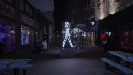 Carnaby-Street-Digital-Walking-Female-Animation-Billboard-Im-Trendigen-Einkaufsviertel-Bei-Nacht