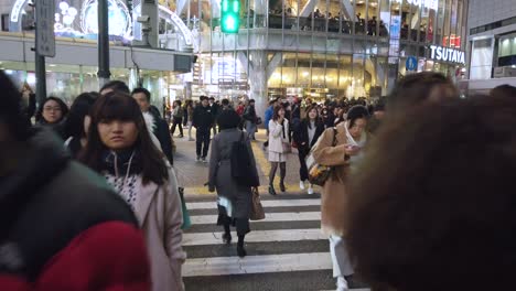 4k-hd-video-pov-Von-Vielen-Menschen,-Die-Nachts-Vor-Dem-Ausbruch-Von-Covid19-In-Der-Shibuya-straße-Spazieren-Gehen