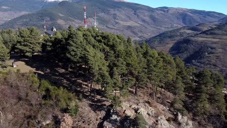 Disparo-De-Drones-Volando-Sobre-Un-Bosque-De-Pinos-En-Las-Montañas-De-Los-Pirineos