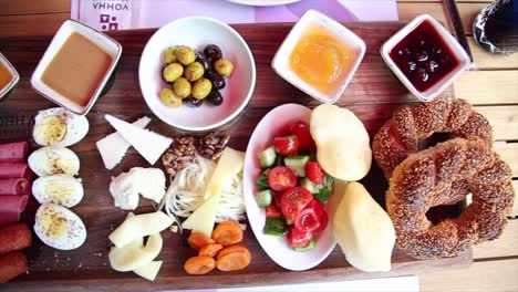 über-Dem-Kopf-Geschossen-Von-Ansprechenden-Traditionellen-Türkischen-Frühstückstisch,-Voller-Sorten,-Usbekistan