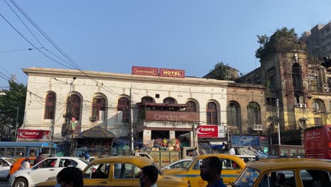 Chowringhee-Hotel,-Wahrzeichen-Der-Berühmten-Indischen-Stadtstraße-In-Dharamtala,-Das-Kalkutta-Mit-Einem-Gebäude-Aus-Der-Kolonialzeit-Der-Metropole-überquert