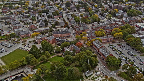 Newburyport-Massachusetts-Aerial-V3-Panoramische-Drohnenüberführung-Aus-Der-Vogelperspektive-Und-Um-Die-Innenstadt-Herum,-Die-Das-Historische-Stadtbild-Und-Den-Merrimack-River-Erfasst-–-Aufgenommen-Mit-Inspire-2,-X7-Kamera-–-Oktober-2021