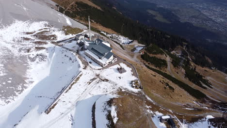 Ski-Lodge-In-The-Mountains-In-Innsbruck-Austria---aerial-shot