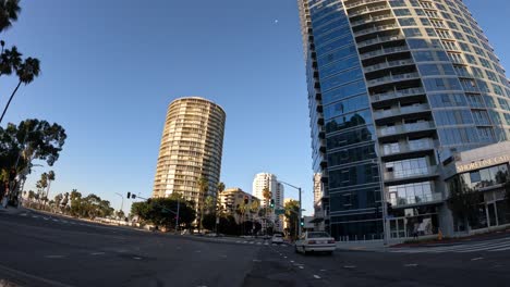 Conduciendo-Por-Las-Icónicas-Calles-De-Long-Beach,-California,-Con-Las-Calles-Bordeadas-De-Palmeras-En-Un-Día-Azul-Claro