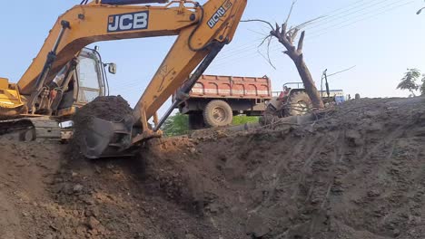Una-Excavadora-Y-Un-Tractor-Cavan-Y-Cargan-El-Suelo-De-Construcción