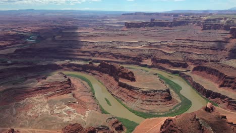 Green-River-Overlook-At-Dead-Horse-Point,-Utah,-USA---aerial-drone-shot